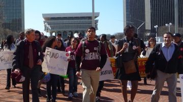 Estudiantes, activistas y líderes de unas cien organizaciones  marcharon ayer   en Albany en defensa del NY Dream Act y por los derechos de los  inmigrantes.