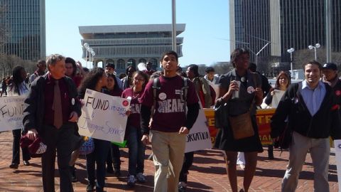 Estudiantes, activistas y líderes de unas cien organizaciones marcharon ayer en Albany en defensa del NY Dream Act y por los derechos de los inmigrantes.
