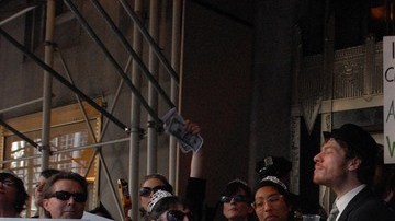 Decenas de personas protestaron ayer frente al Waldorf Astoria donde se encontraba el candidato republicano Mitt Romney.