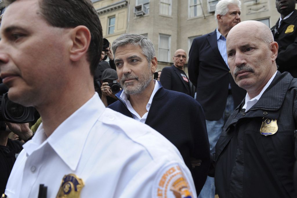 El actor George Clooney al momento de su detención