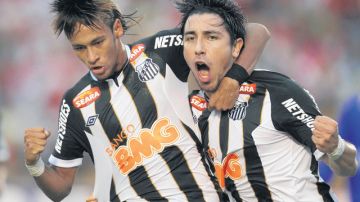 Neymar (izq.), que no gravitó ayer en el partido ante el Juan Aurich, festeja con Jorge Fucile, quien abrió la ruta al triunfo de Santos.
