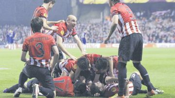 Los jugadores del Athletic Club de Bilbao 'sepultan' a De Marcos, quien anotó el 2-0 ayer sobre los 'red devils' del Manchester United.