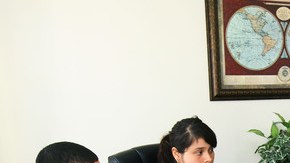 Luis A. Carrillo, abogado de Taque (der.), muestra documentos que prueban que Valle fue llevada a un hospital.