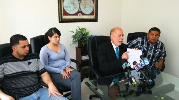 Luis A. Carrillo, abogado de Taque (der.), muestra documentos que prueban que Valle fue llevada a un hospital.