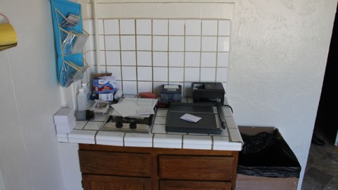 Parte del equipo utilizado por los falsificadores.