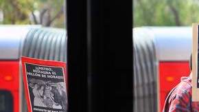 Miembros del Sindicato de Pasajeros con sus pancartas frente al edificio de Metro en Los  Ángeles.