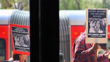 Miembros del Sindicato de Pasajeros con sus pancartas frente al edificio de Metro en Los  Ángeles.