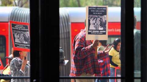 Miembros del Sindicato de Pasajeros con sus pancartas frente al edificio de Metro en Los  Ángeles.