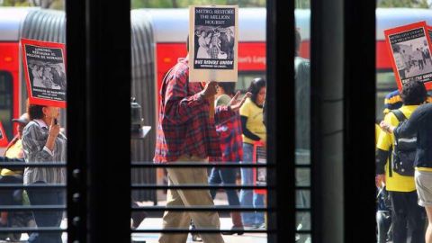 Miembros del Sindicato de Pasajeros con sus pancartas frente al edificio de Metro en Los  Ángeles.