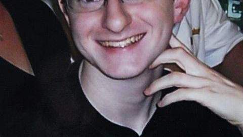 Clementi, de 18 años, cometió suicidio al brincar desde el Puente George Washington tres días después de conocer que su compañero de cuarto lo espiaba.