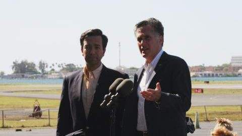A su llegada a San Juan, Puerto Rico, el precandidato a la presidencia de los Estados Unidos por el Partido Republicano, Mitt Romney, responde las preguntas de la prensa junto al gobernador Luis Fortuño.