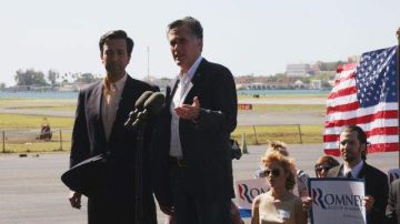 A su llegada a San Juan, Puerto Rico, el precandidato a la presidencia de los Estados Unidos por el Partido Republicano, Mitt Romney, responde las preguntas de la prensa junto al gobernador Luis Fortuño.