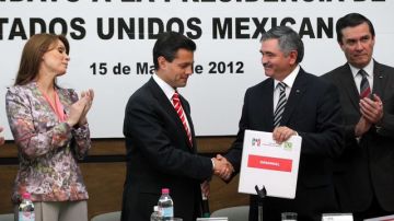 El candidato presidencial del PRI, Enrique Peña Nieto, entregó su solicitud de registro al consejero presidente del IFE, Leonardo Valdés Zurita.