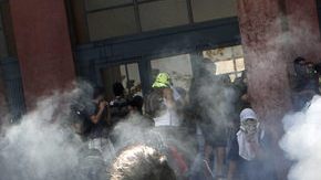 Se registró una batalla campal cuando  carabineros lanzaron gases lacrimógenos y usaron el carro lanzaagua contra  estudiantes.