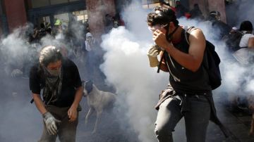 Se registró una batalla campal cuando  carabineros lanzaron gases lacrimógenos y usaron el carro lanzaagua contra  estudiantes.