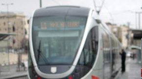 Un policía israelí acordona el lugar de un crimen en Jerusalén (lsrael) donde un  palestino fue arrestado sospechoso de apuñalar a una soldado israelí.