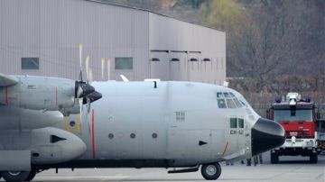Uno de los aviones Hércules C-130 propiedad del estado belga en el aeropuerto de Sión, Suiza.
