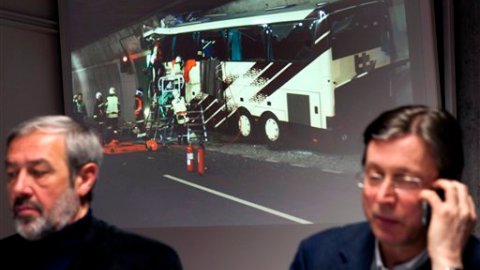 El embajador de Bélgica en Suiza y el alcalde de la población helvética de Sierre describiendo el impacto del accidente.