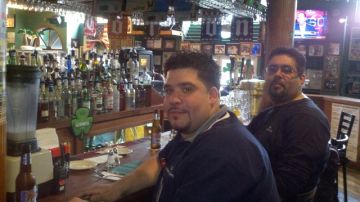 Los amigos Marco Santa (der.) y Eddie Millan, en el bar Coogan's.