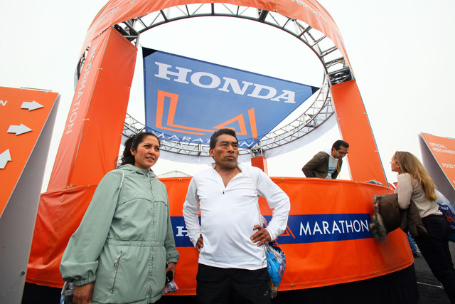 Orlando Martínez, de 60 años, ha participado en esta maratón por   15 años. Jackeline De León lo hace  desde hace seis años