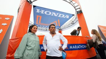 Orlando Martínez, de 60 años, ha participado en esta maratón por   15 años. Jackeline De León lo hace  desde hace seis años