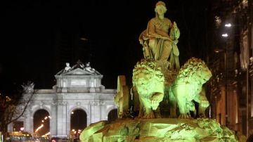 El mundo celebra el Día de San Patricio... de verde. En la foto, la fuente de la Cibeles, en Madrid, iluminada ayer de tal color.