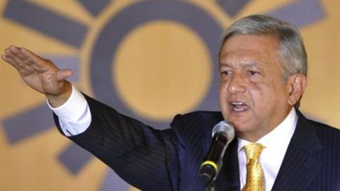Andrés Manuel López Obrador toma juramento como candidato a la presidencia de México por el PRD.