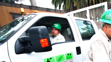 Los Angeles Conservation Corps es una gran oportunidad de empleo para jóvenes angelinos que aprenden y cobran.