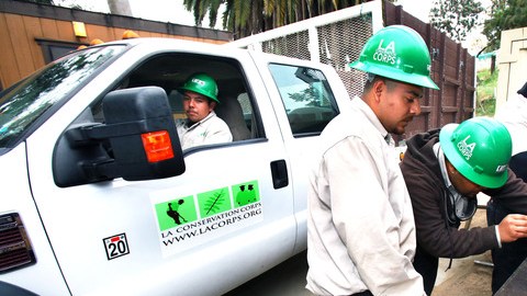 Los Angeles Conservation Corps es una gran oportunidad de empleo para jóvenes angelinos que aprenden y cobran.