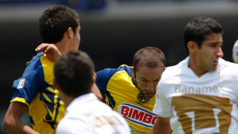 Escena del partido entre el América y la UNAM que las 'Aguilas' ganaron 2-0 en mayo del 2011. Hoy los dos conjuntos vuelven a enfrentarse en el Estadio Azteca.