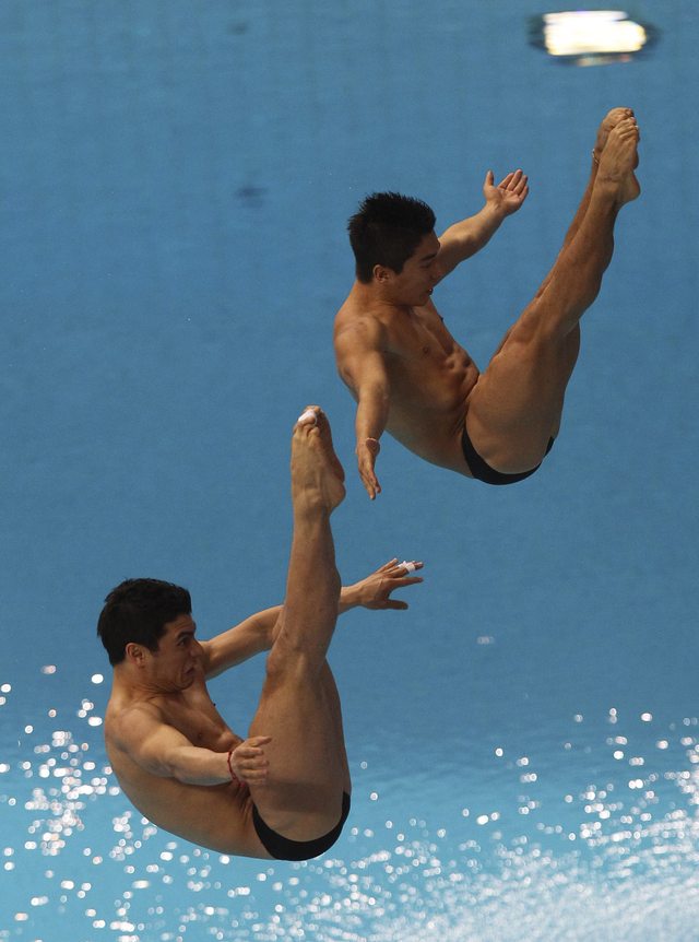 Julián Sánchez (arriba) y Yahel Castillo saltan al vacío con la precisión requerida en las competencias de trampolín sincronizado.