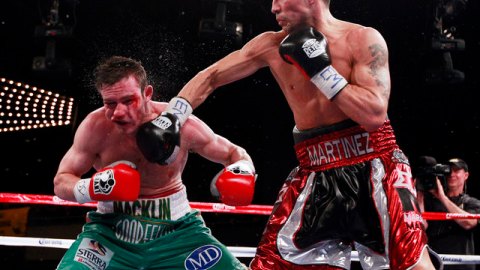 Martínez acribilla con la derecha en el rostro ya maltratado de Matthew Macklin en el episodio número 11.