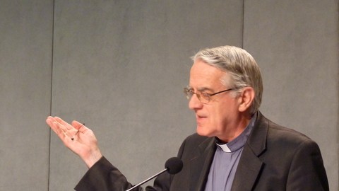 Desde la sala de prensa de la Santa Sede, Federico Lombardi, portavoz del Vaticano hablaba del próximo viaje del Papa.