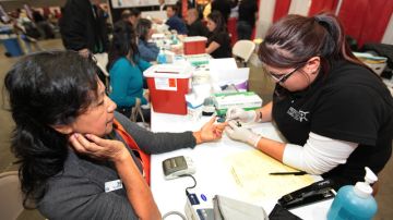 Ana Maria Morales recibe una prueba de glucosa en la sangre durante la feria de salud de Los Ángeles.