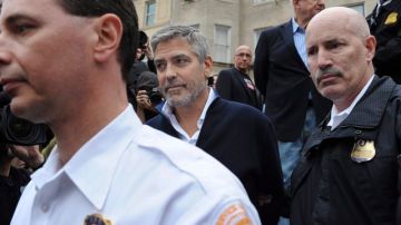 George Clooney, el viernes, y Martin Sheen (der.), dos actores involucrados en causas  sociales.