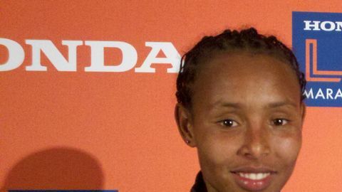 Fatuma Sado y Simon Njoroge con sus respectivas medallas.