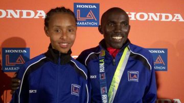 Fatuma Sado y Simon Njoroge con sus respectivas medallas.