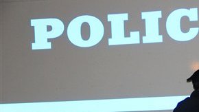 La imagen capta el momento en que un "indignado" -que no fue identificado por las autoridades-  fue arrestado y desalojado esta madrugada del Zuccotti Park.