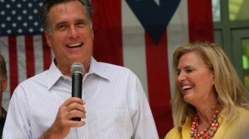 Mitt Romney (i), habla junto a su esposa Ann (d), el 17 de marzo de 2012, en la plaza del mercado de Bayamón, Puerto Rico.