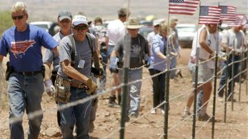 Integrantes de Minuteman llegaron a construir verjas para proteger terrenos de inmigrantes sin documentos.