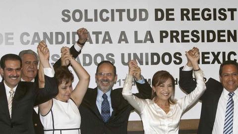 En medio de simpatizantes y funcionarios del Instituto Federal Electoral, Josefina Vázquez Mota se registró como candidata.