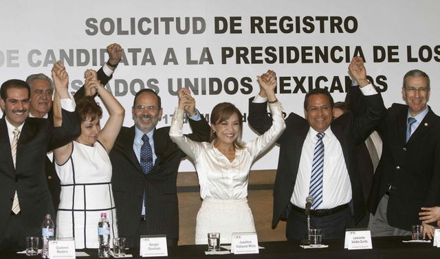 En medio de simpatizantes y funcionarios del Instituto Federal Electoral, Josefina Vázquez Mota se registró como candidata.