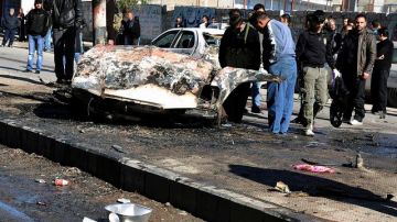 Imagen cedida por la agencia oficial siria SANA, en la que se ven los desperfectos causados en un automóvil por las explosiones.