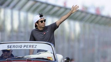 'Checo' Pérez saluda a la audiencia en el desfile del GP de Australia.