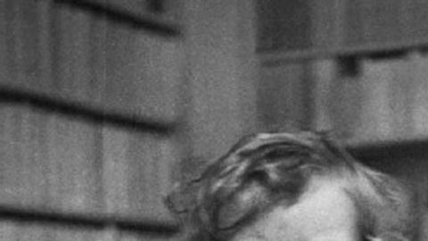 "El Extranjero", obra maestra de Camus, describe la angustia del hombre en un mundo deshumanizante e individualista.