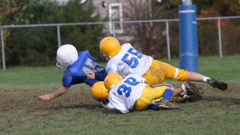 La mayoría de los niños estudiados habían sufrido conmociones a causa de caídas o jugando deportes como el futbol americano.