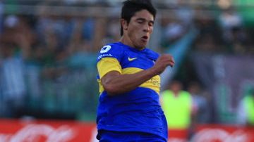 Facundo Roncaglia (izq.). del Boca, pelea el balón con Emmanuel Mas, del San Martín, ayer en el estadio del Bicentenario en San Juan.