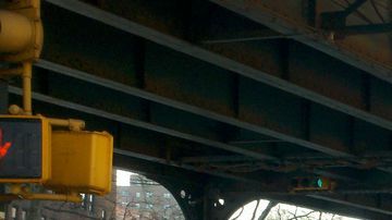 Realizan mejoras para incrementar la seguridad peatonal en esta intersección en El Bronx.