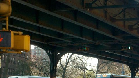 Realizan mejoras para incrementar la seguridad peatonal en esta intersección en El Bronx.