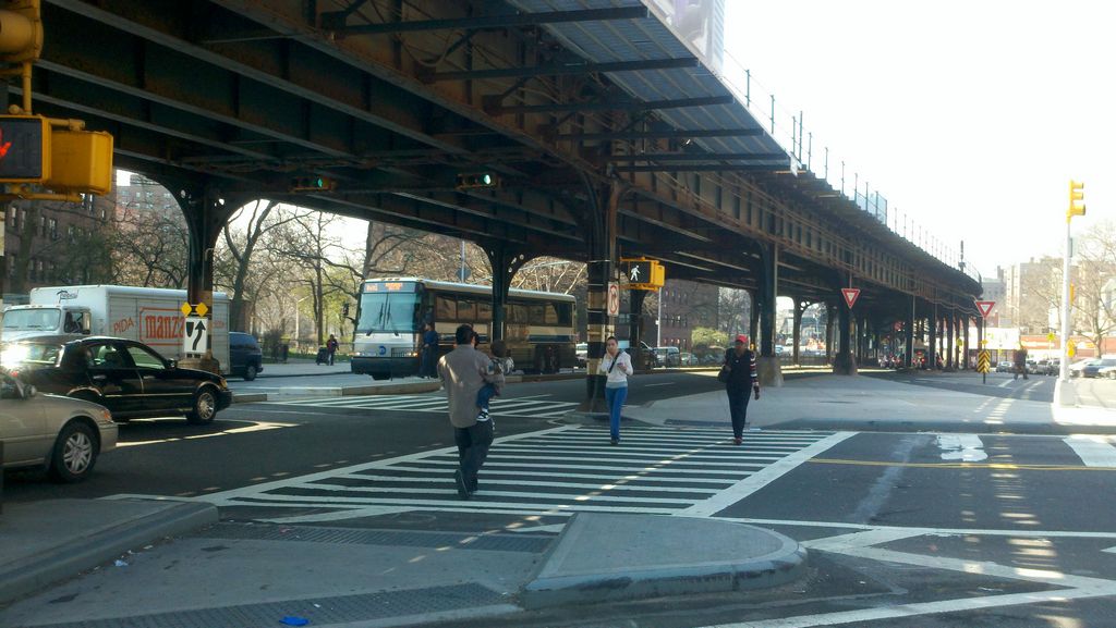 Realizan mejoras para incrementar la seguridad peatonal en esta intersección en El Bronx.
